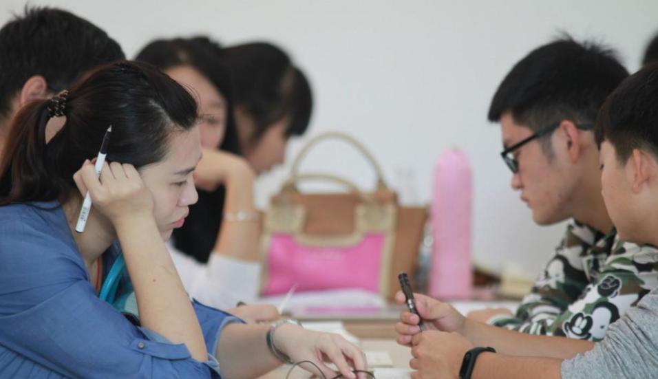 “我买了一双200元耐克鞋”，失去助学金，贫困生不配有好生活？