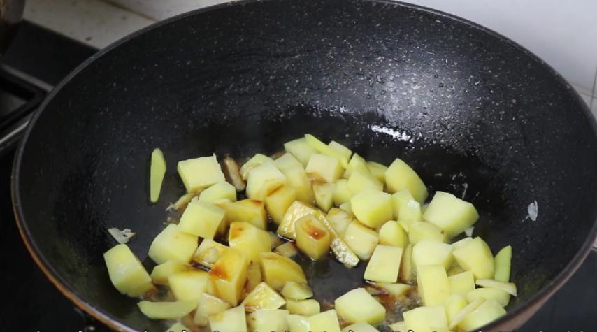 红烧肉家常做法简单不油腻加土豆,好的五花肉做红烧肉和土豆怎么做