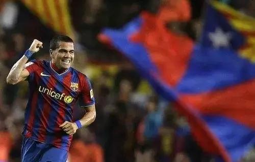 防守型边后卫怎么踢,中后卫和边后卫哪个更难踢