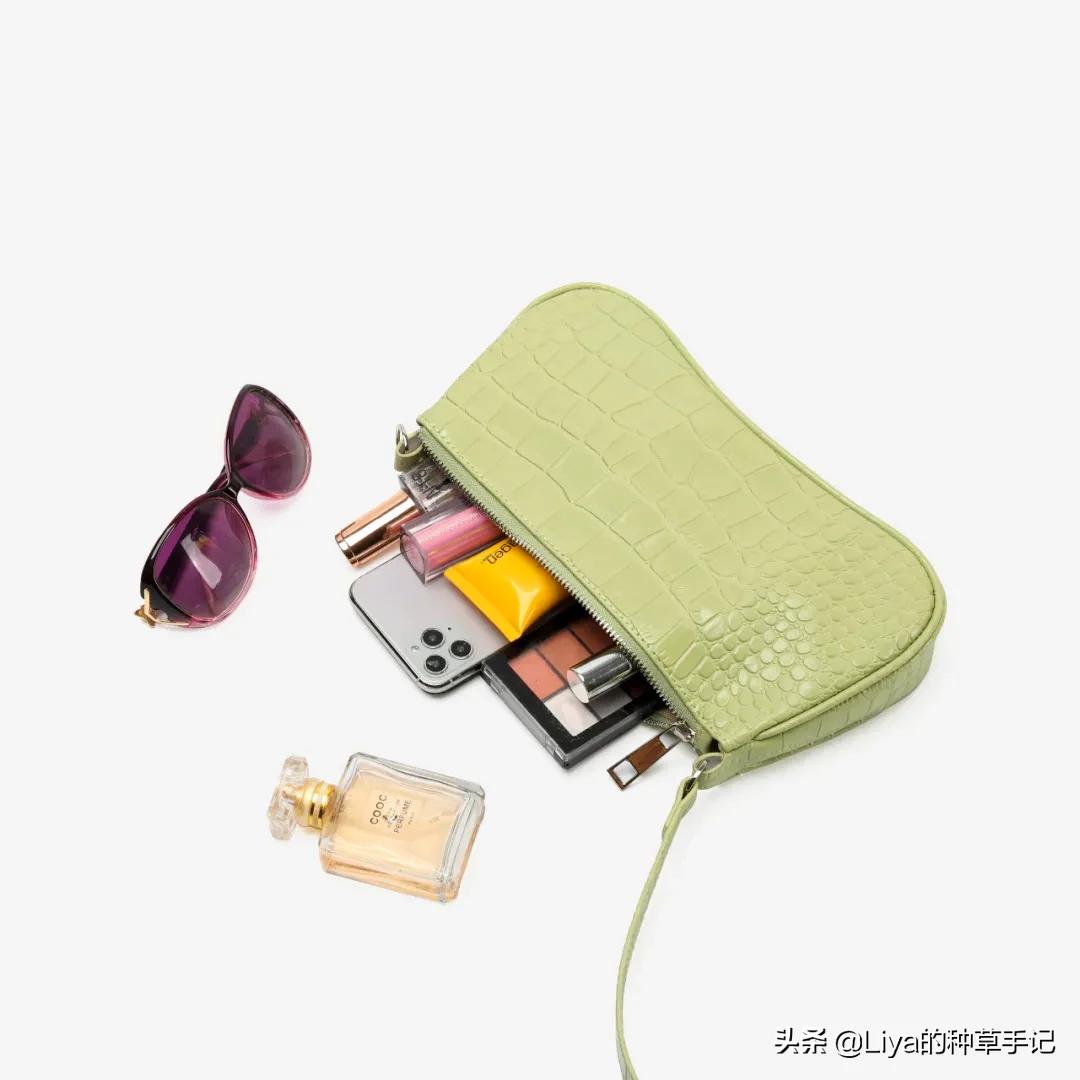 冬季背什么颜色的包包好看,40多岁背什么包包好看