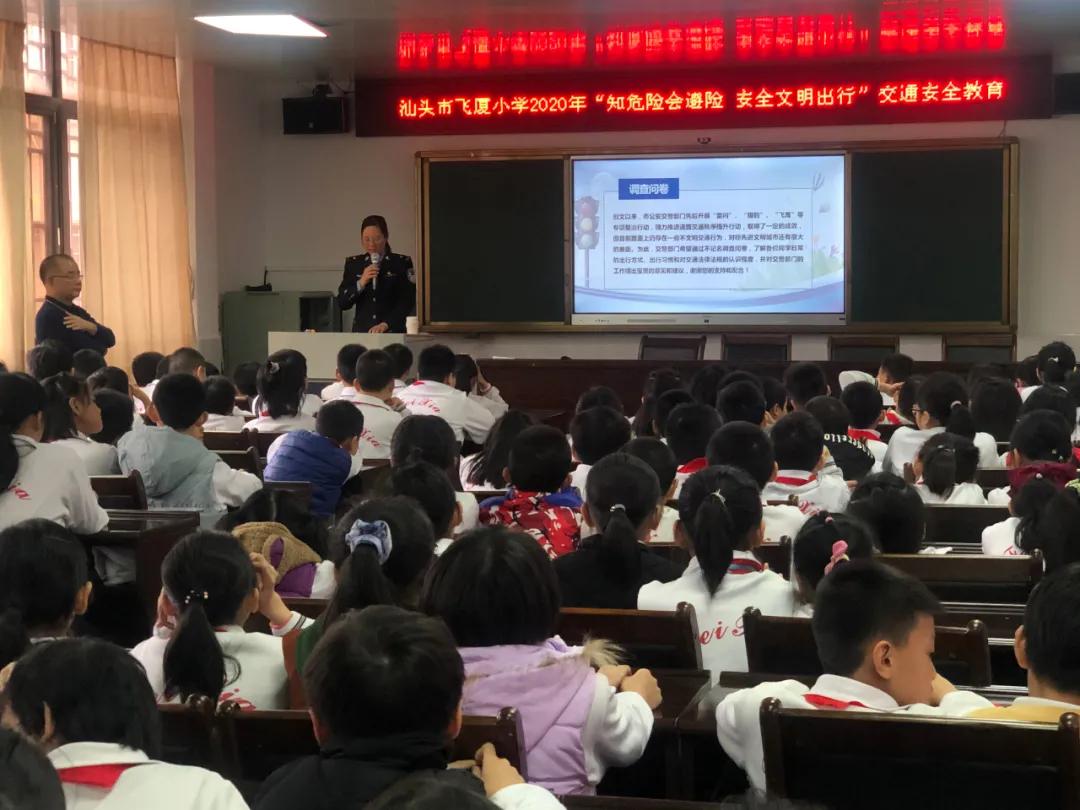 警花带你学交规哪4个时间要记住,警花带你学交规上学请走斑马线