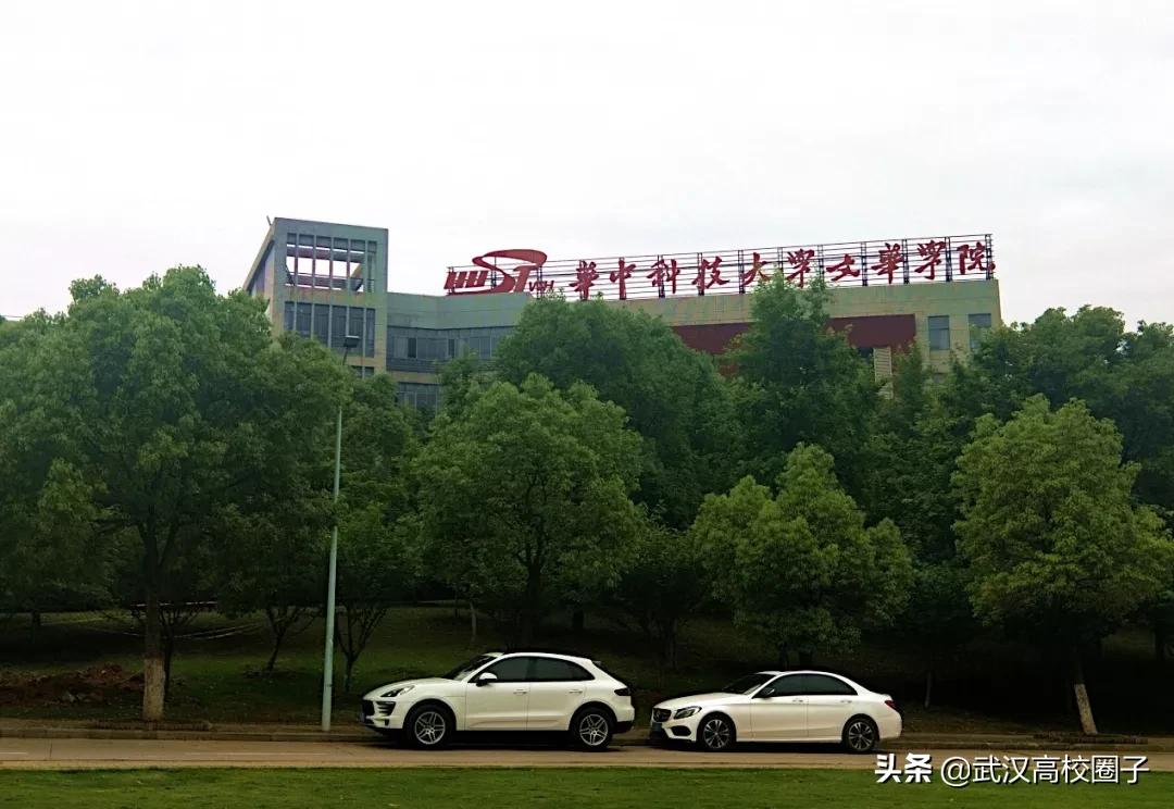 全武汉只有这所大学校门上跑火车，以前嫌弃现在却又舍不得