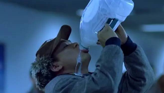 那一年岳云鹏14岁郭德纲26岁,岳云鹏连续13年为郭德纲庆生