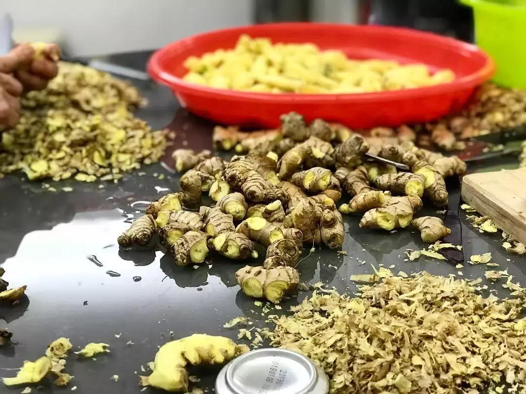 广东猪脚姜寓意,广东猪脚姜为啥又酸又甜的