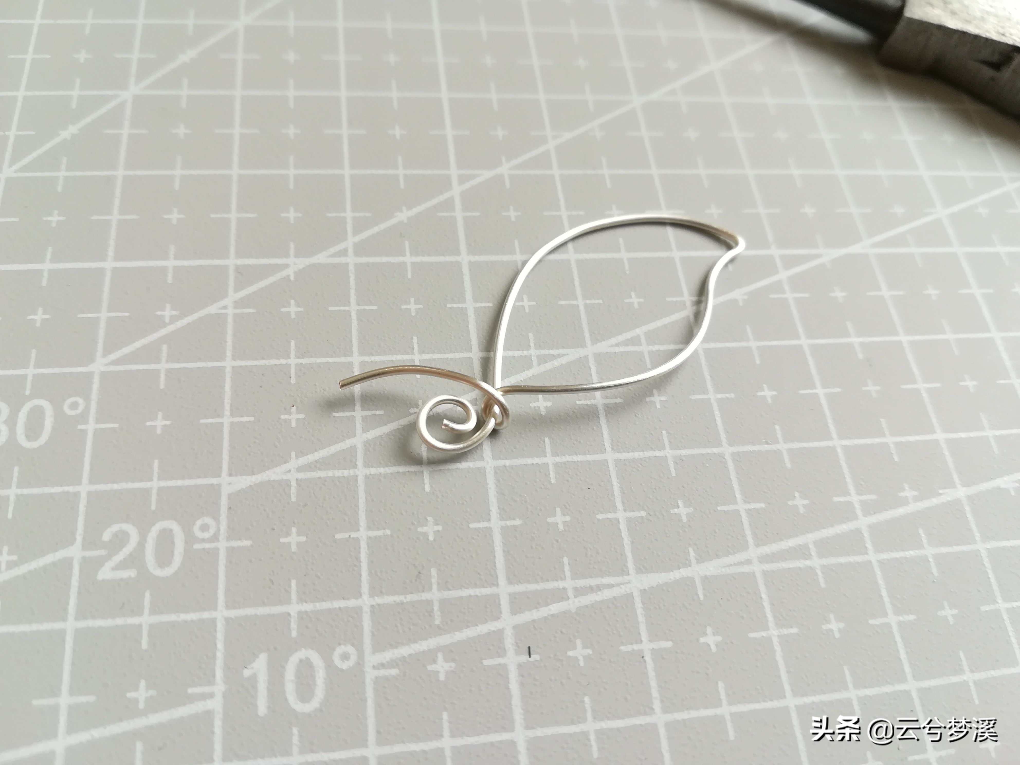 制作一片绿叶将春色戴在身边，一起期待春暖花开