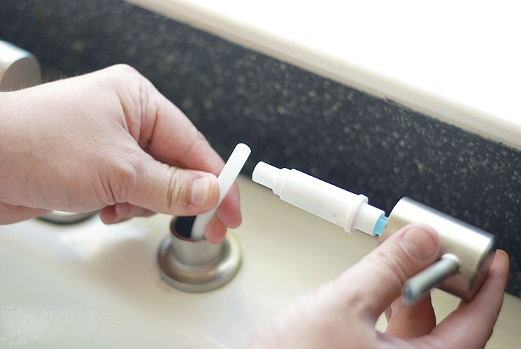 洗碗水槽有个小孔,洗碗水槽不用的孔怎么堵