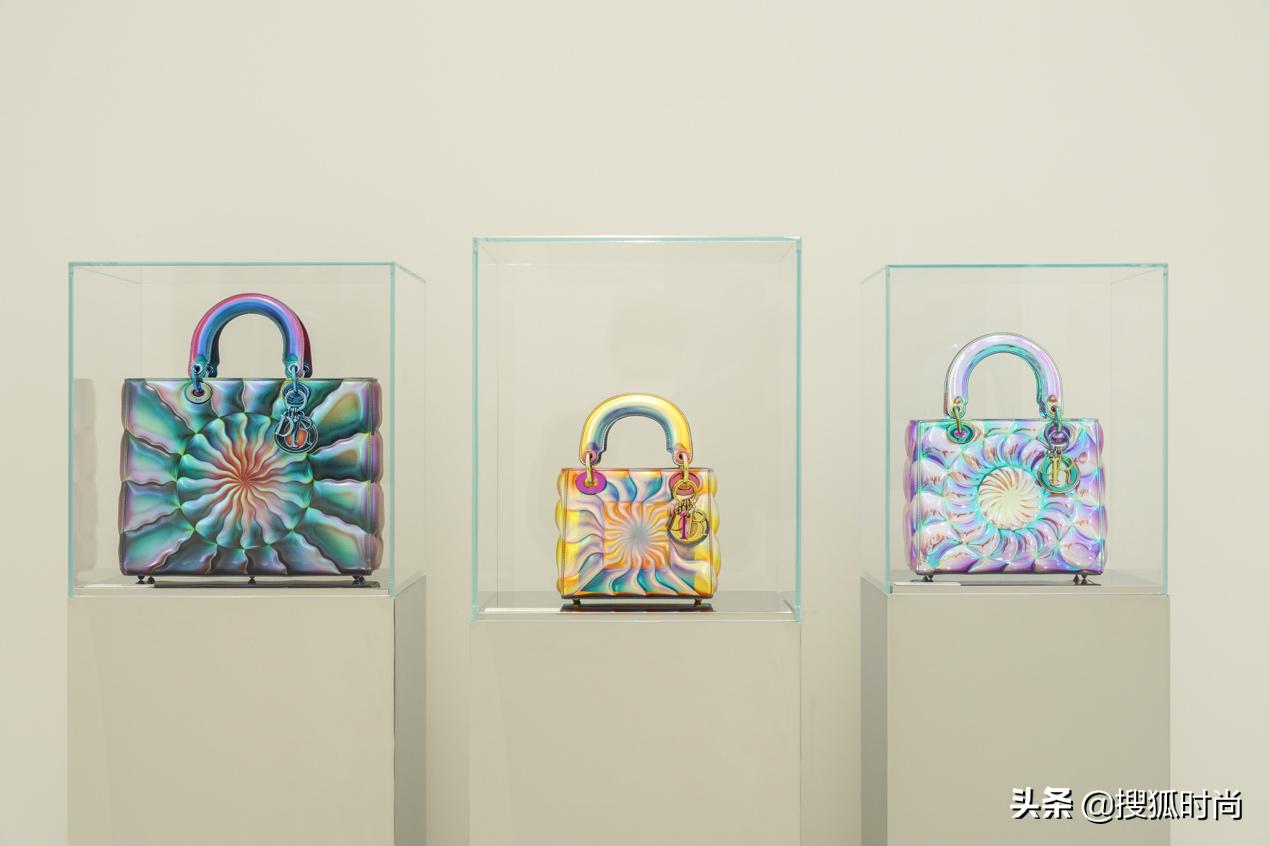 究竟是什么神仙合作款,让卢靖姗和章若楠不断为它打Call?