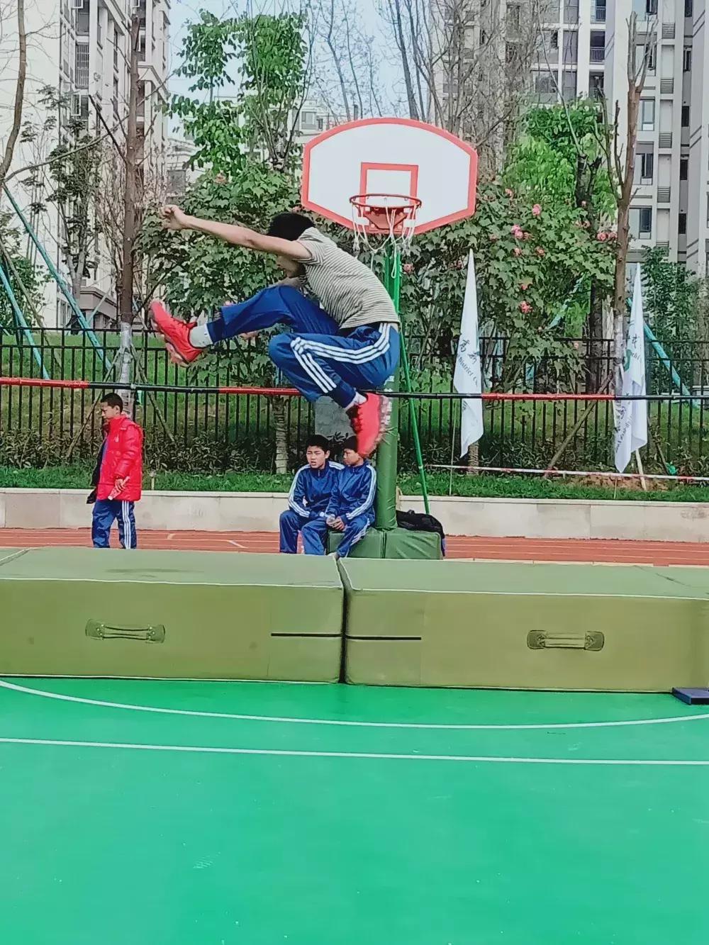 三岔湖小*运学**动员喜夺成都高新区空港新城第二届中小*运学**动会10金