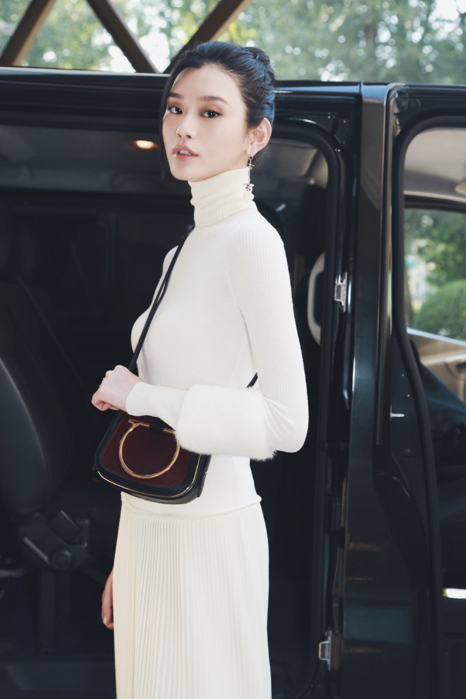 李宇春一身绿色百褶裙现身,李宇春中性风短裤