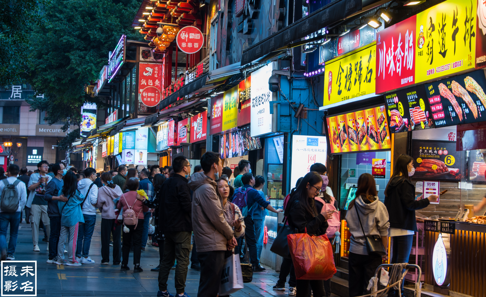 逛历史街区白象街，搭重庆最古老的电梯，游山城最繁华的美食夜市