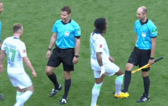 德甲昨晚回来了！首创“握手仪式”，替补席奇景，球员亲脸庆祝