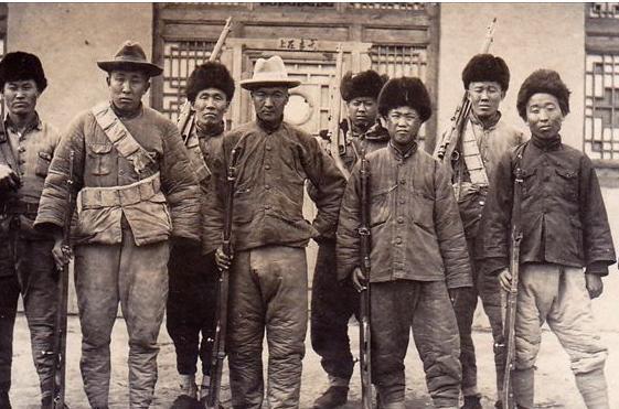 女儿收拾父亲遗物，发现一张“破烂奖状”，原来父亲是特等功臣