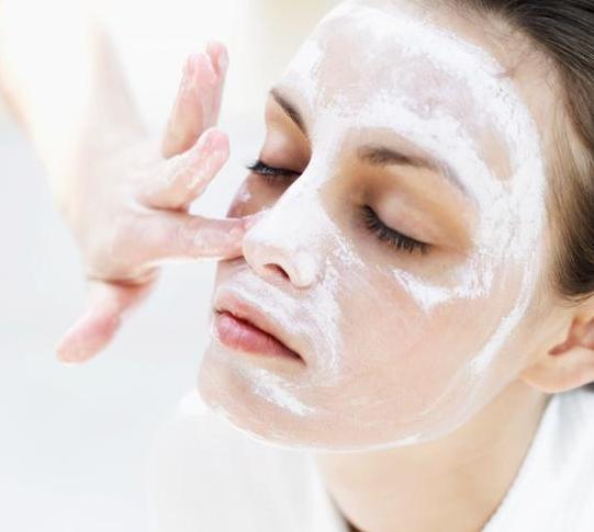 一抿嘴就有白色颗粒,嘴下的小颗粒怎么去除