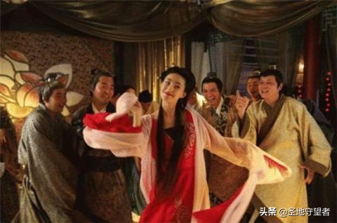 唐代长安的*灯区红**花街柳巷，常有哪些人光顾，*女妓**每天能收入多少