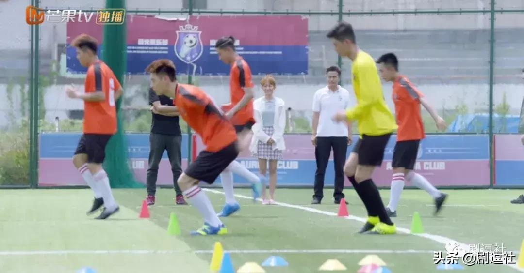 这是什么甜甜的爱情，女一男二举高高发糖太有爱了！