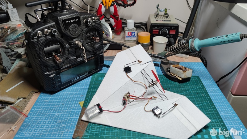 航模飞机制作小学生可飞,航模制作自制超轻载人飞机