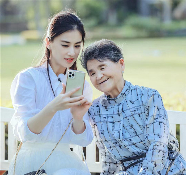 杨子成黄圣依站哥,杨子摔跤黄圣依