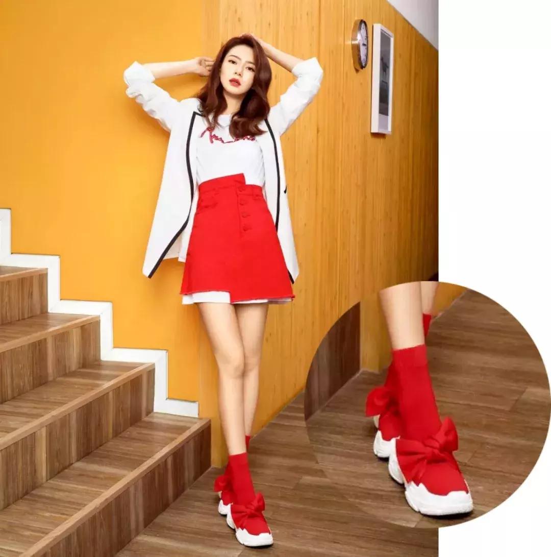 袜靴裙装解锁超能打的时髦组合,袜靴穿搭裙子