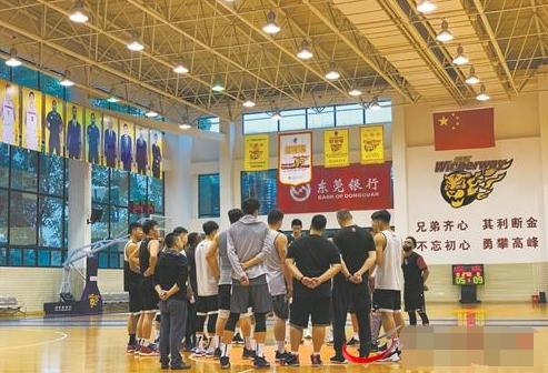 男足也得甘拜下风，男篮新星私生活糜烂，女方怒斥太不尊重女性