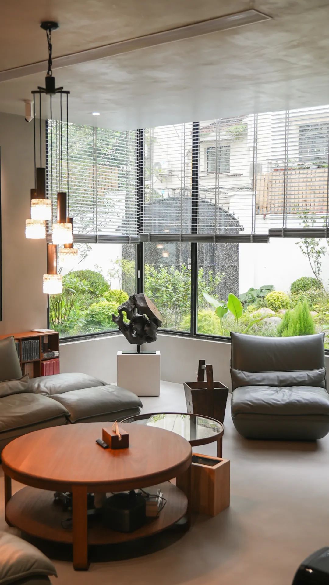 住在上海闹市400平的房子里，花开不败，开窗见池塘，太羡慕了