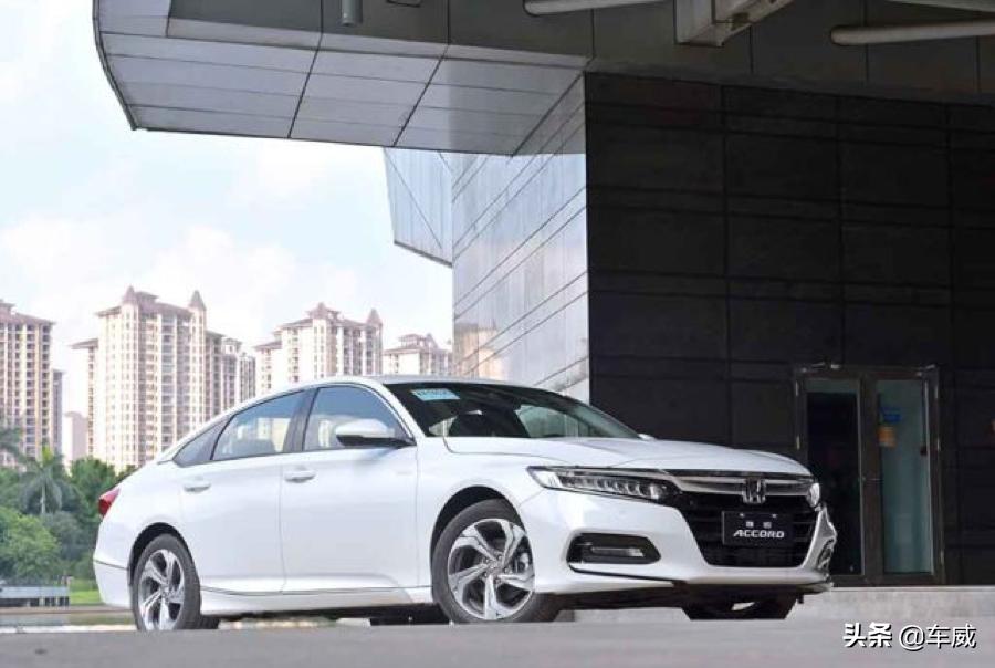 一下雨发动机就发抖,一下雨车里就进水是什么原因