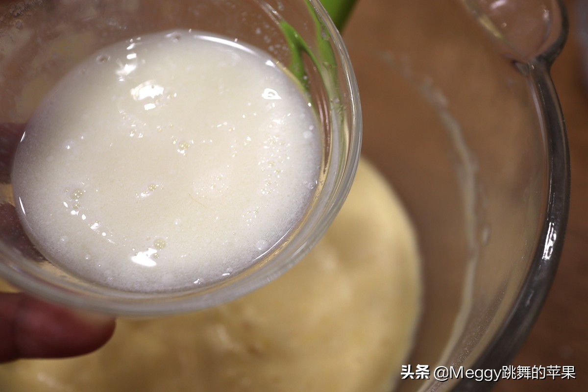 不用打蛋器和不用低筋面粉的蛋糕,不需要打发蛋清的蛋糕超蓬松