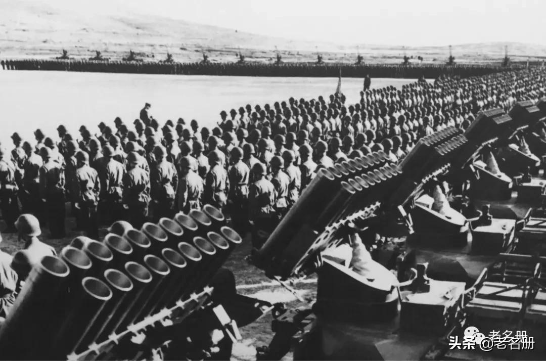 队列指挥员和排头,站在排头的战士