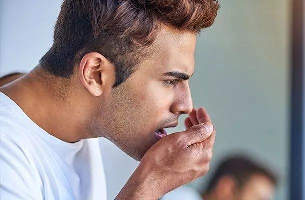 初吻的味道，臭气冲天？教你3个预防口臭的小妙招，少花钱还管用