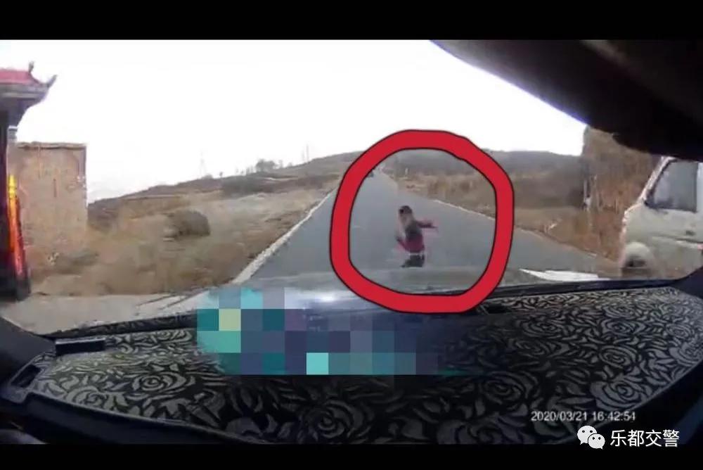 揪心淮安5岁幼童被砸伤令人心疼,西宁孩子被撞