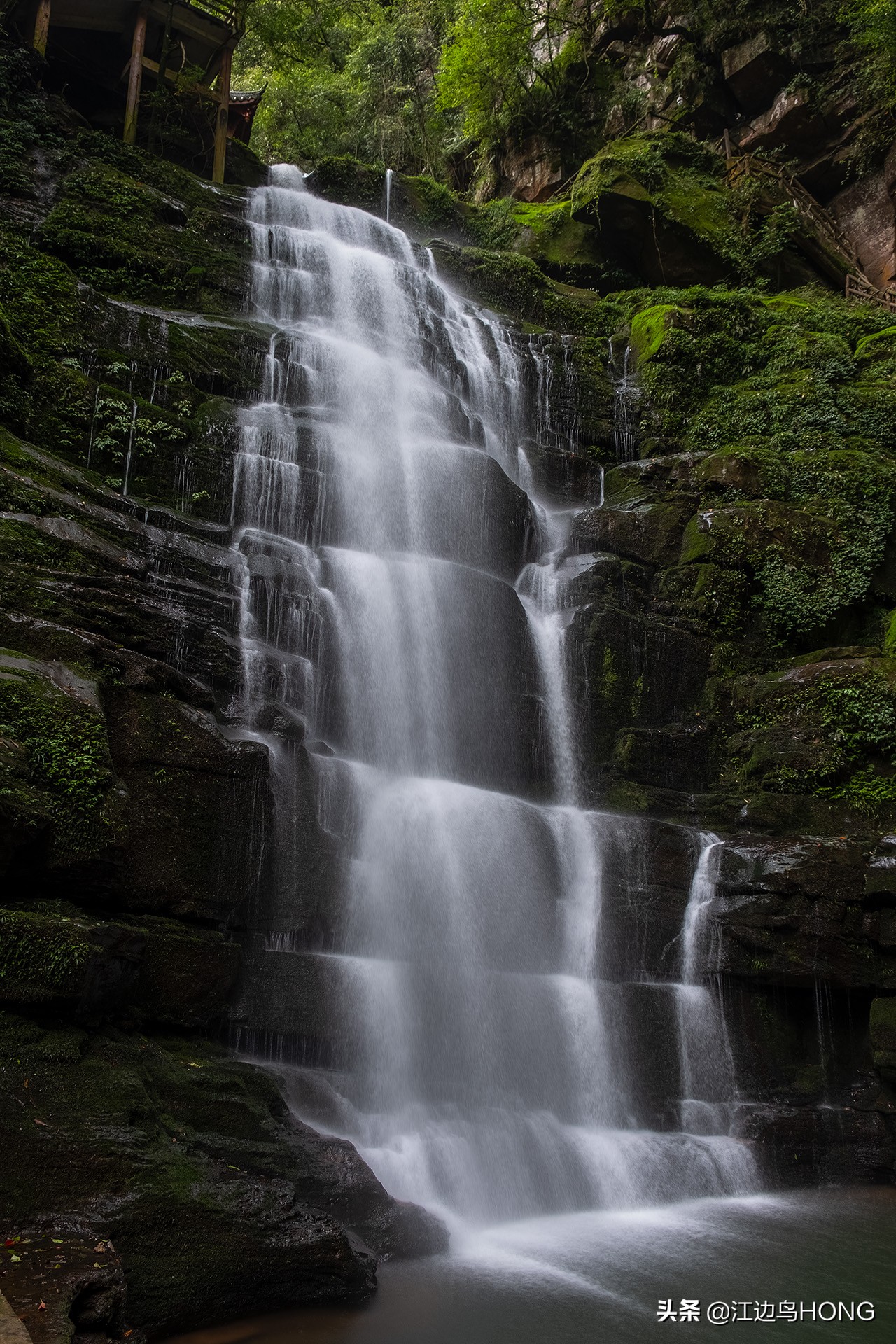 溪水潺潺心旷神怡,美景溪水潺潺