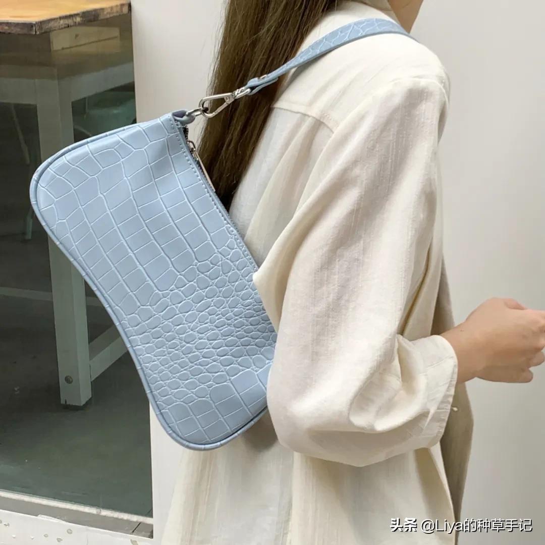 冬季背什么颜色的包包好看,40多岁背什么包包好看