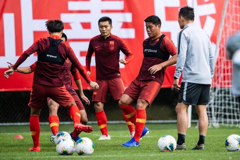 国足这课不好上，里皮是教授，郜林是高中生，大专、本科生是谁？