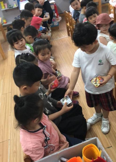 幼儿园盛行“分享礼物”,父母们却敢怒不敢言,是分享还是攀比?