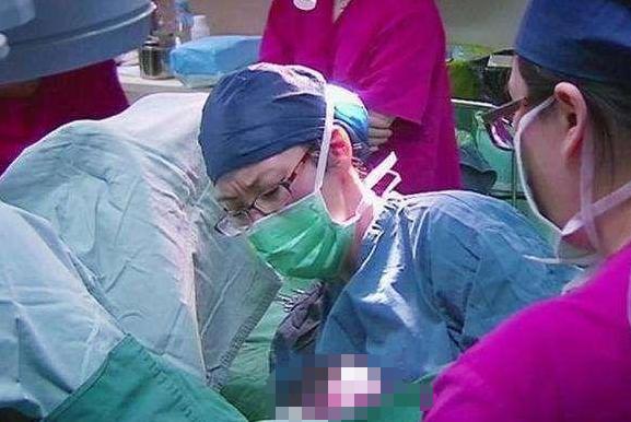 产妇在产房里面大喊大叫,产妇刚推进产房大喊救命