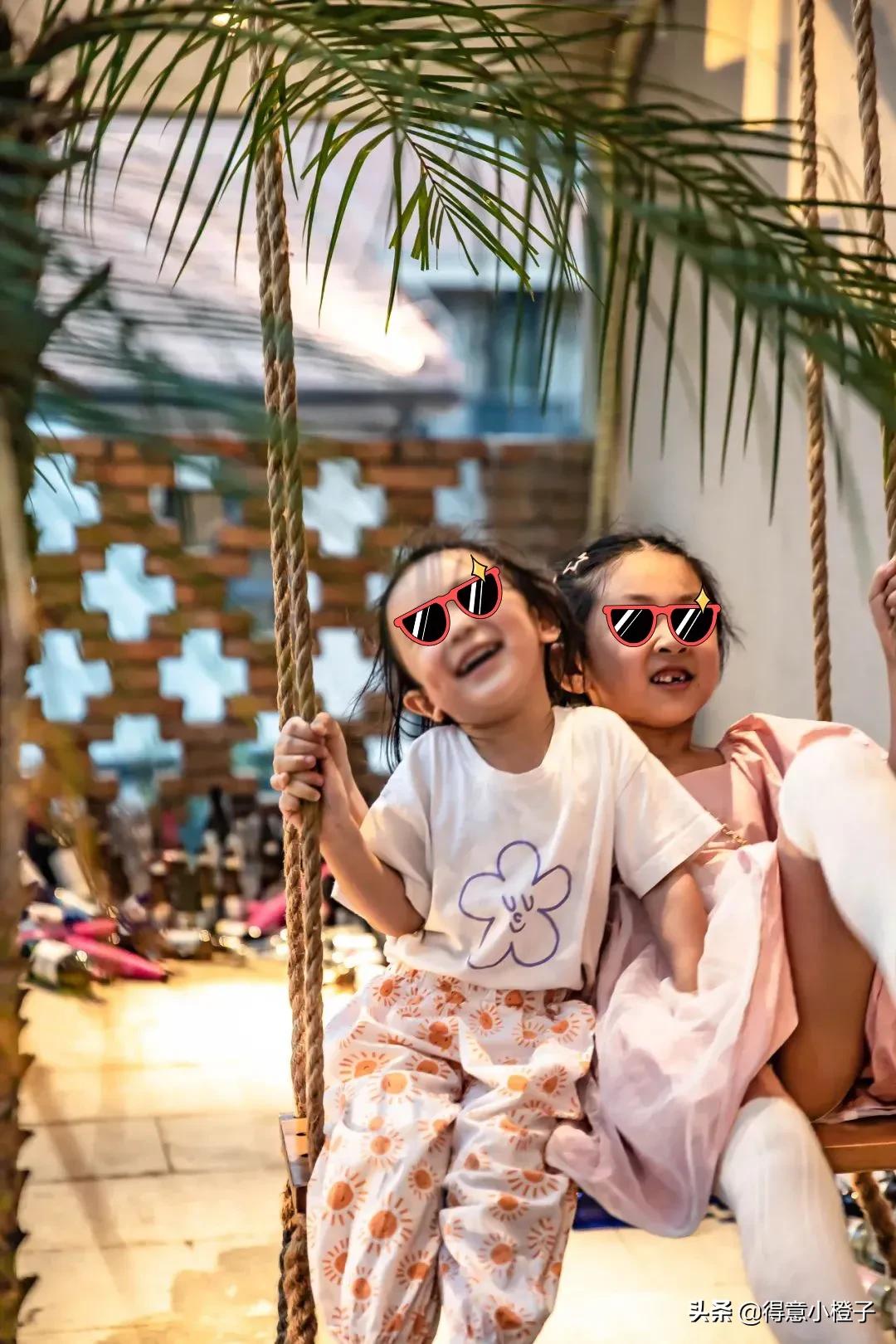 楼顶喝酒看日出,楼顶喝酒夜景视频实拍