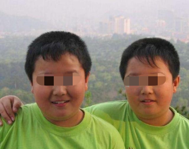 4个月萌宝靠手腕肉夹死蚊子,萌娃用小手将一只蚊子夹死