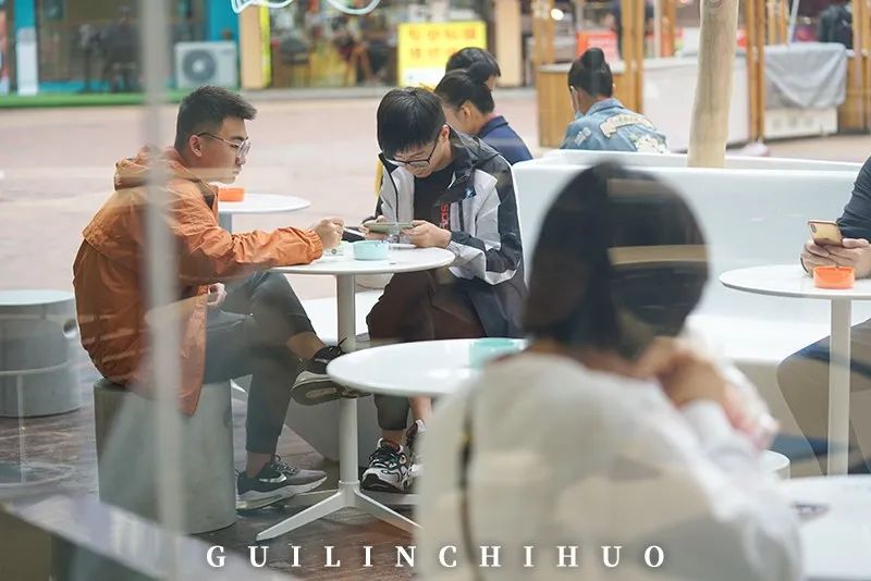 桂林奶茶店探店拍照,性冷淡风奶茶店拍照墙布置