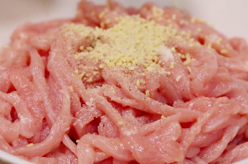 不管炒什么肉丝都不要直接下锅,教你2个小技巧,肉丝鲜嫩不粘锅