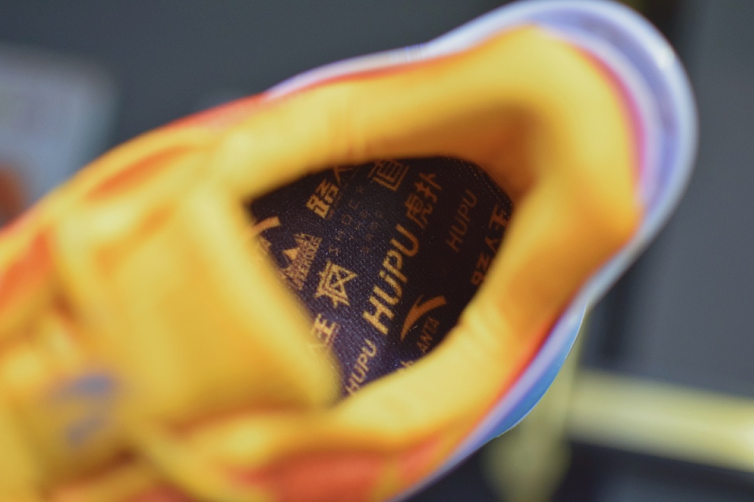 言足斋•开箱丨为什么一双“要疯”能勾起我的回忆?