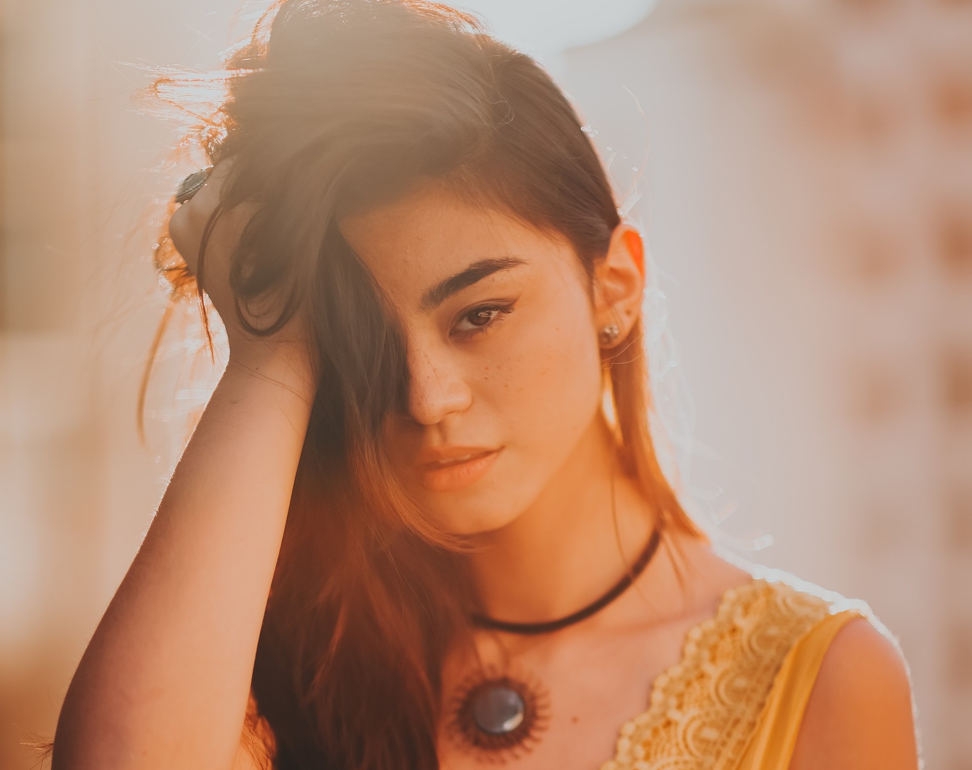 和女人相处，想要成功“搞定”她，不妨对她冷一点