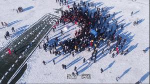 高校雪地双航母,哈尔滨一高校操场惊现双航母