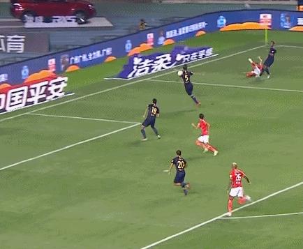 韦世豪再度登顶射手榜，破门后霸气伸出一根手指，做出闭嘴手势