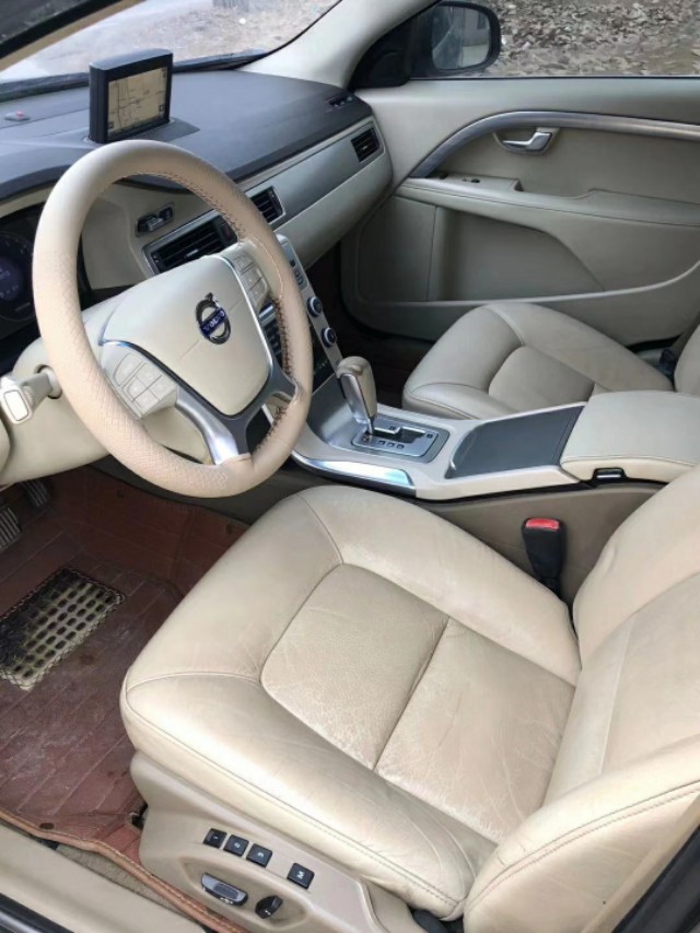 企业倒闭了，老板为了发工资把家里的沃尔沃S80卖了，等着车商来