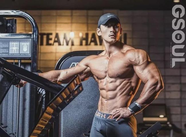 *辱侮**中国肌肉男的身材？网友：呸，你不配