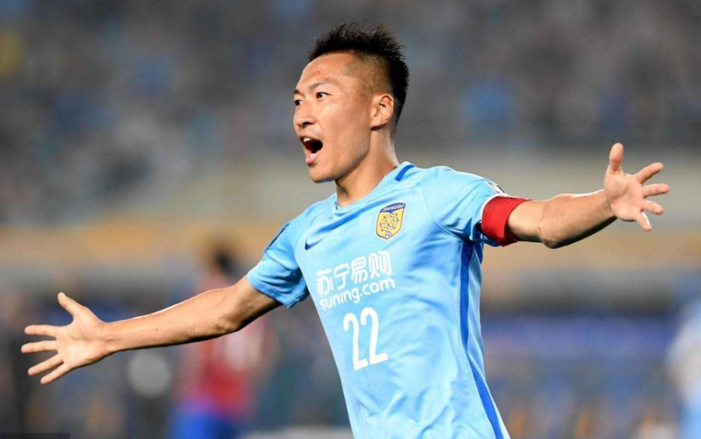 新国足中场不可或缺之人浮现：苏宁队魂接班郑智获赞众望所归