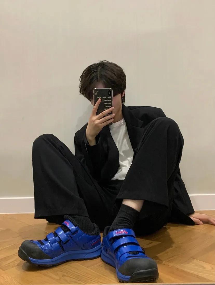 为什么韩国人总能把丑鞋穿成爆款，拍照技巧发色妆容，配饰少不了