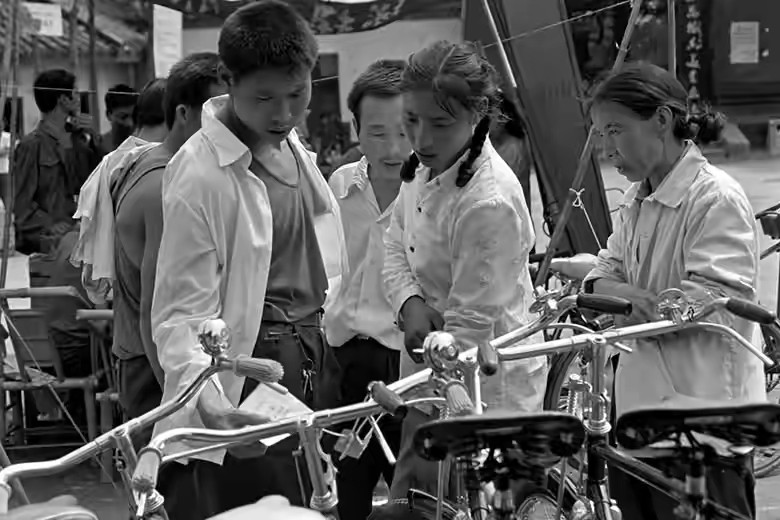 80年代结婚四大件要多少钱,80年代东北夫妻骑二八大杠自行车