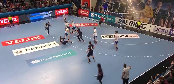 中国守门员上演神进球！35米超远距离破门得分，与队友击掌庆祝