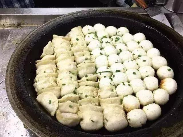 一口下去，满口留香，这便是生煎的魅力！好吃到舔屏！