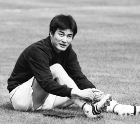 20年前迷倒万千女球迷的虹口小鲜肉,退役后成首位开飞机的球员